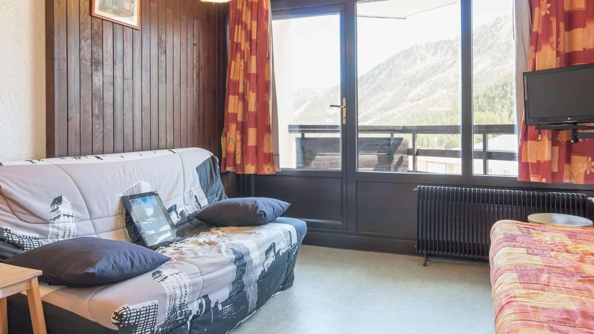 Appartement Montgenevre: 6 Pers, 2 Ch + Coin Montagne, Balcon, Parking, Prox Commerces - Fr-1-330D-56 France